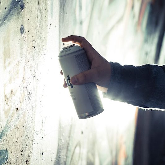 Ein Handwerker verlegt Fliesen auf einem vorbereiteten Untergrund.